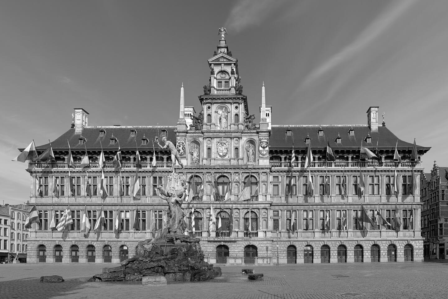 L’Hôtel de Ville sur la Grand-Place avec Brabo au premier plan