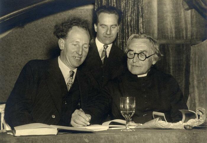 Rob Van Roosbroeck (à gauche) et Jan Timmermans (au centre), à côté du vicaire-aumônier Cyriel Verschaeve (à droite)