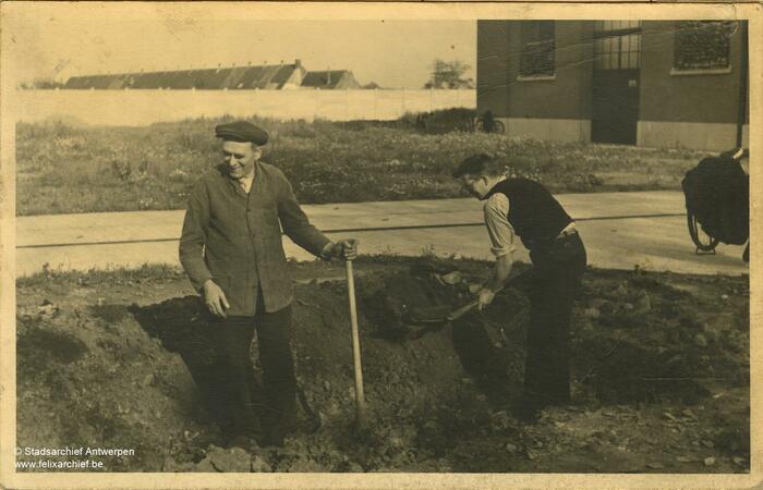 Deux hommes travaillent la terre avec une pelle
