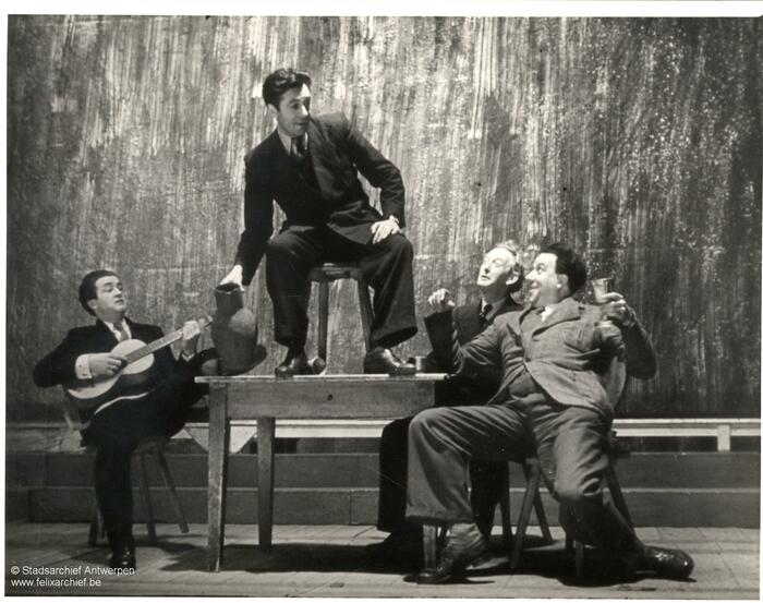 Acteurs sur la scène pendant la pièce Het Spel van Dr Faust