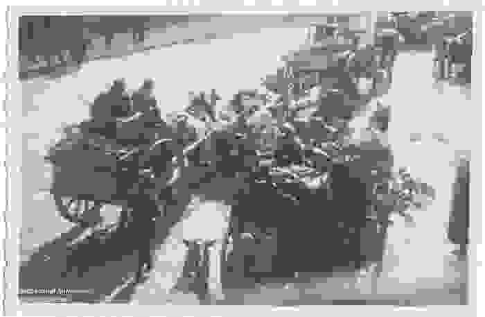 Soldats en charrette tirée par des chevaux dans la rue