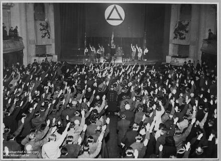Une salle pleine de gens assis