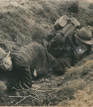 Anversois fuyant dans une tranchée