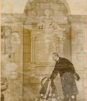 Camille Huysmans devant une statue commémorative à Londres