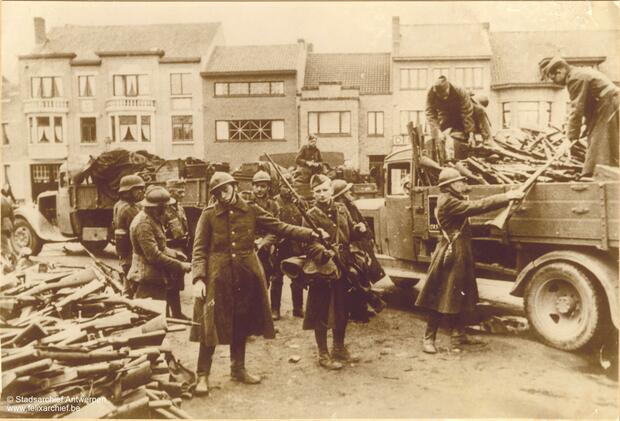 Des soldats se rendent et déposent leurs armes