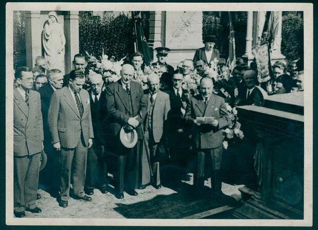 Un groupe de personnes rendant les derniers honneurs à Éric Sasse