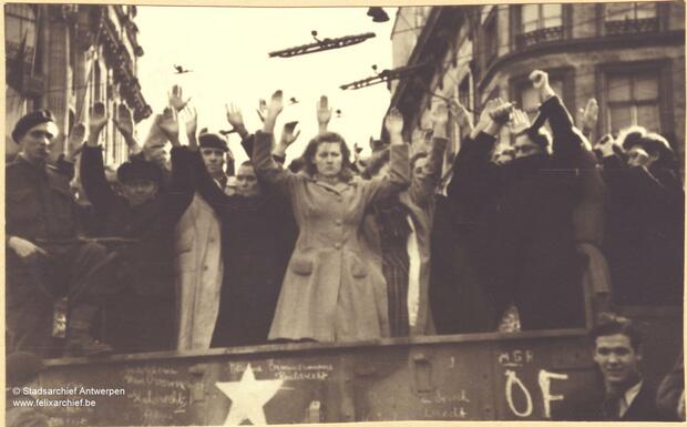 Groupe de personnes les mains en l’air