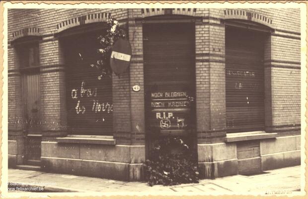 Maison dégradée avec le texte 'A bas les noirs'