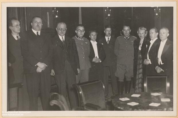 Photo de groupe avec Leo Delwaide et Jan Grauls côte à côte