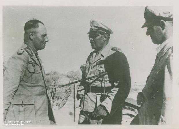Le Général Erwin Rommel face à deux généraux à El Alamein en Égypte
