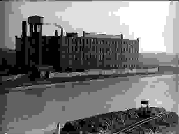 Une usine d’uniformes en bordure du canal à Merksem
