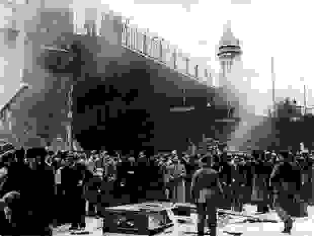 Une foule devant une synagogue mise en feu