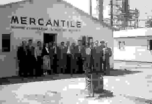 Groupe d’ouvriers devant le Mercantile