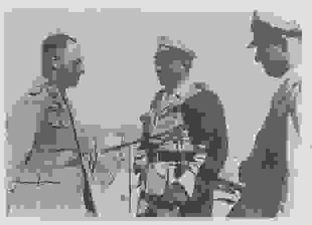 Le Général Erwin Rommel face à deux généraux à El Alamein en Égypte