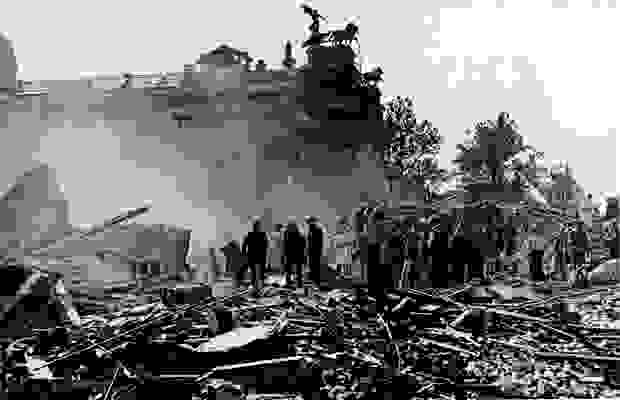 La Schildersstraat sous les ruines causées par une bombe V qui touche le  Musée Royal des Beaux-Arts