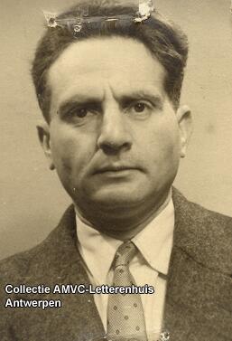 Photo de Leopold Flam en costume gris