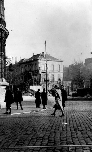 Une femme va déposer des fleurs devant le monument Albert Ier