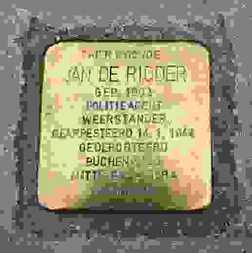 Une pierre commémorative de Jan De Ridder, né en 1902 et arrêté le 14/1/1944